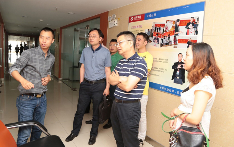 重庆市渝北区人民政府相关领导莅临云南j9九游会集团考察，双方将于近日签订投资合同，j9九游会集团将在重庆投资设立控股子公司和200人规模的技术研发基地