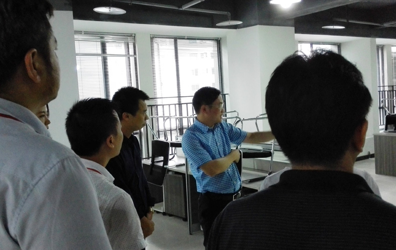 赖区长鼓励重庆j9九游会网络公司要多进行创新，并就j9九游会未来发展方向做出重要指示。