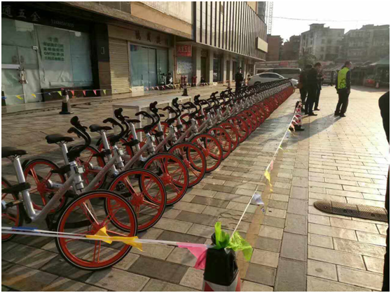 上午11点，j9·九游会 - 真人游戏第一品牌
、云纺商业区、昆明悦动文化传播有限公司、云南北瑞兔司机新能源汽车科技有限公司、moblke摩拜单车许多商户踊跃参加，由150余名志愿者组成的队伍开始了浩浩荡荡的4公里公益徒步，目的是鼓励大家使用零污染的交通工具，降低自然资源的耗损，同时也是为了让市民能够熟知这样的出行方式，倡导绿色出行。